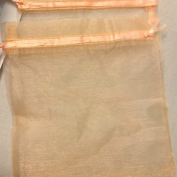 Light peach 5x7 organza bags. Says champagne color - it’s a light peach. - Picture 1 of 5